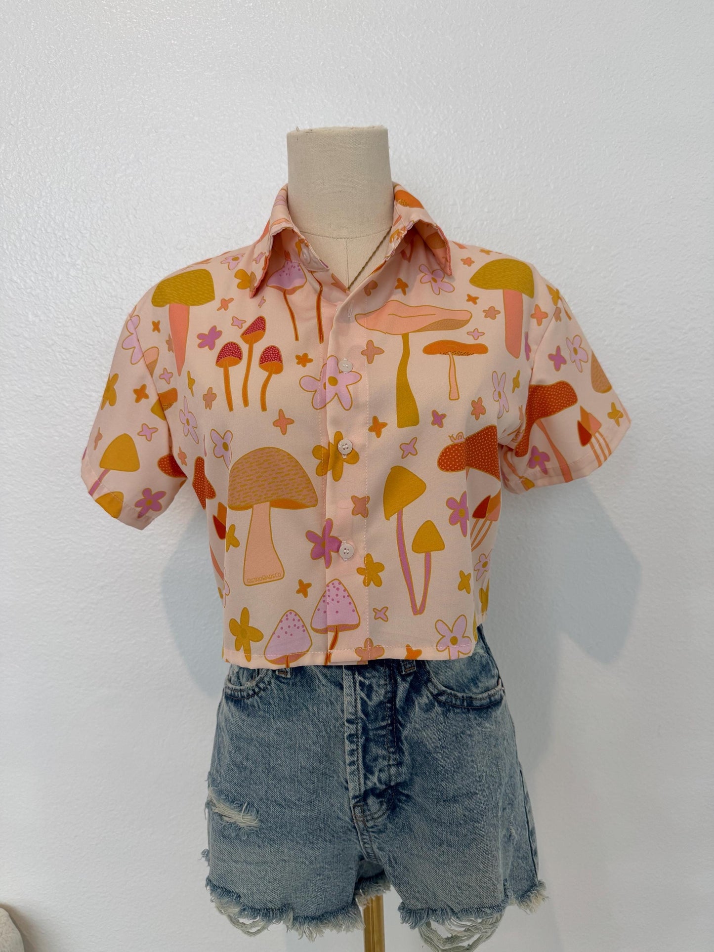 Mushroom Daisy Crop Top: 70s Retro Button-Down Shirt
