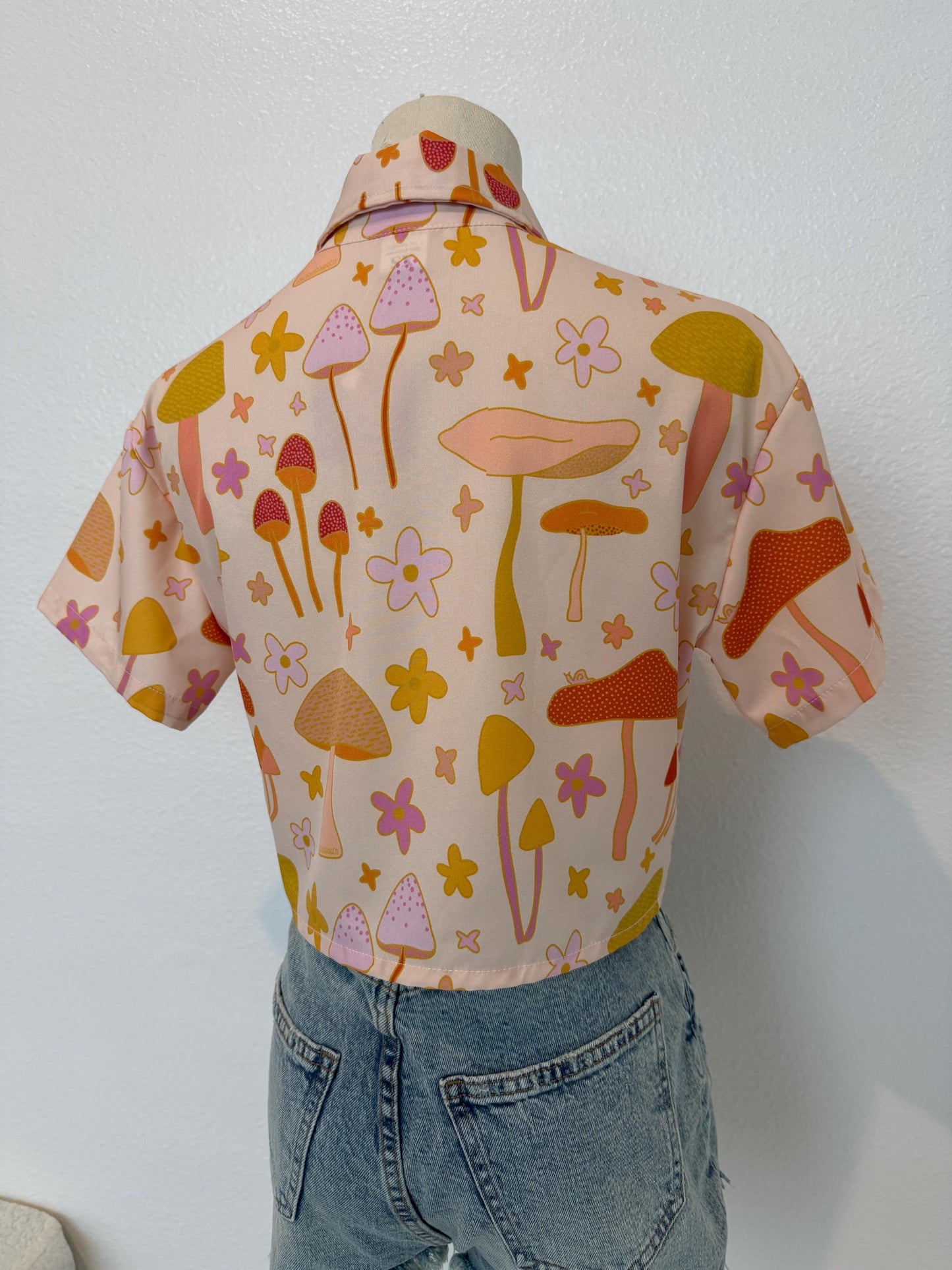 Mushroom Daisy Crop Top: 70s Retro Button-Down Shirt