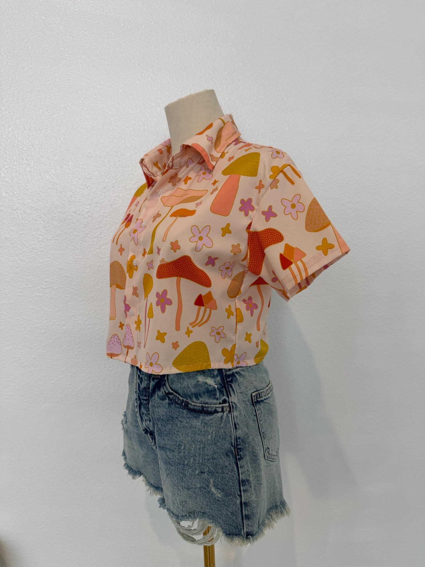Mushroom Daisy Crop Top: 70s Retro Button-Down Shirt